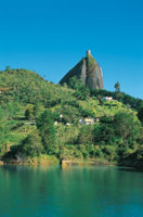 La gigantesca roca intrusiva del Peol de Guatap domina el paisaje del altiplano de Anor.