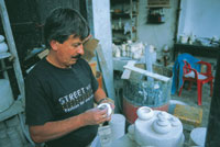 Las vajillas de porcelana que se producen artesanalmente en Carmen de Viboral utilizan finas calizas de las minas de la regin.