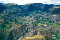 Como resultado de fuertes procesos tectnicos y erosivos que se dieron a lo largo del Cuaternario, se han formado terrazas y abanicos que en su conjunto crean un paisaje disectado.