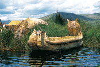 Balsa de totora en el lago Titicaca.