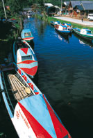 El sistema lacustre de la laguna de La Cocha, en El Encano, ha desarrollado formas de transporte fluvial que llegan hasta el Guamus, el ro navegable a mayor altitud en Colombia.