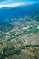 El altiplano de Samac est rodeado de pramos secos sobre un relieve escarpado. En la planicie se ha desarrollado un sistema de parcelas con estanques de agua que suplen la deficiencia hdrica.