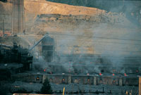 La minera, a pesar de ser el motor de la economa en varias regiones de los altiplanos, presenta una tecnologa obsoleta que origina altos niveles de contaminacin ambiental.