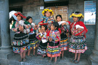 Mujeres indgenas ataviadas con trajes tradicionales para una celebracin en Cuzco. Per.