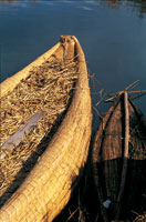 Detalle de embarcacin tejida con juncos de totora.