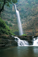 La irregularidad del relieve forma numerosas fuentes y saltos de agua a travs de la serrana.