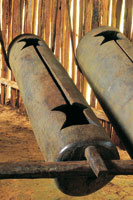 El maguar es un instrumento de percusin que utilizan los indgenas de la Amazonia para comunicarse a grandes distancias los principales acontecimientos de la comunidad, como la pelazn de una adolescente.