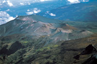 La cadena volcnica de Los Coconucos, con sus cimas de arenales paramunos an sin vegetacin, son evidencia de la fuerte actividad volcnica de la regin sur de la vertiente andina.