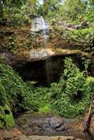 En Baha Mlaga, varias quebradas como La Sierpe, se precipitan en cascadas sobre pozos circulares o directamente sobre el mar.