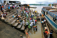 Quibd, capital del departamento de Choc, es uno de los mayores centros urbanos de la regin. Mercado ribereo en el malecn de Quibd.