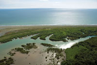 El mar, las playas y los canales de los esteros son importantes corredores de conectividad entre las comunidades tradicionales que habitan la zona costera. 