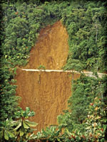 El relieve quebrado, la alta pluviosidad y la frecuente actividad sísmica provocan derrumbes y movimientos en masa, que dificultan la construcción y el mantenimiento de la infraestructura vial en las zonas montañosas.
