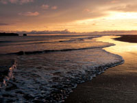 En ocasiones, el sol aparece al atardecer entre la superficie del mar y el techo de nubes que cubre la regin casi permanentemente.