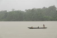 Nios waunana navegando bajo la lluvia por el ro San Juan.