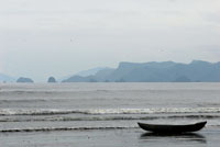 La Serrana del Baud se levanta abruptamente desde el fondo marino formando acantilados rocosos.