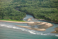Planicie costera al sur de Buenaventura, con amplias playas, barras, cordones litorales y canales de marea bordeados por manglares.
