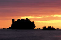 Islotes de roca basltica en el golfo de Tribug, costa del Pacfico.