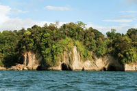 La actividad erosiva del oleaje moldea los acantilados de rocas sedimentarias en la baha de Mlaga, costa del Pacfico.