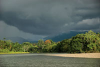 El río Anchicayá en la planicie costera del Pacífico; al fondo los farallones de Cali en la cordillera Occidental.