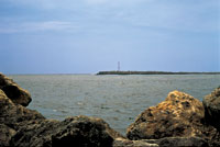 Mediante la construccin de espolones y tajamares logr estabilizarse la desembocadura del ro Magdalena en Bocas de Ceniza.