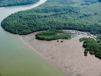 La mayora de la poblacin vive en pequeos caseros dispersos por los esteros.
