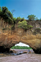 Los acantilados de la costa norte de la Baha de Tumaco estn sometidos a la constante accin erosiva del mar.