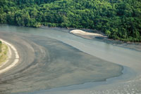 La turbulencia de las aguas en la zona estuarina, determina el grado de estratificacin y la formacin de barras arenosas que encierran cuerpos de agua con diferente grado de salinidad.