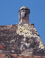 Los fuertes y las murallas que defendieron a Cartagena de Indias y el encanto de la arquitectura colonial, religiosa y civil del sector histrico, hacen de la ciudad una de las ms bellas del continente.