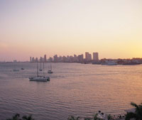 Cartagena de Indias, patrimonio histrico de la humanidad, se consolida como uno de los ms importantes centros comerciales, culturales y tursticos en el mbito del Caribe.