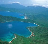 El litoral de la baha de Santa Marta est determinado por el hundimiento de las estribaciones de la Sierra Nevada de Santa Marta en el mar. En primer plano, baha Gayraca y al fondo, baha Nenguange.