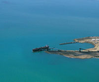 Puerto Bolvar, en baha Portete, es el mayor puerto carbonifero del pas, por donde se exporta el mineral explotado en la mina de El Cerrejn.