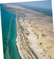A lo largo del cordn litoral de Carrizal se aprecia la formacin de dunas producidas por el barrido del viento sobre las planicies costeras bajas. Estas formaciones son empleadas como carreteras por la poblacin local.
