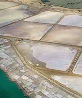 En las salinas de Manaure algunas pequeas reas se han reservado para la explotacin artesanal de la sal por parte de los indgenas; las parcelas de los nativos son mucho ms pequeas que las industriales.