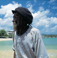 La poblacin del archipilago es predominantemente negra y sus costumbres ancestrales proceden de agricultores, pescadores y marineros de habla inglesa y religin protestante, que fueron los primeros habitantes de las islas.