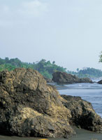 Litoral rocoso en las playas de El Valle, golfo de Tribug.