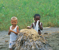 Tanto los habitantes de baha Humboldt como los del golfo de Cupica, viven en un relativo aislamiento; sin embargo llevan una vida alegre y disfrutan de las bondades que les brinda este medio privilegiado.