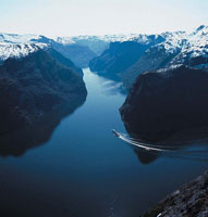 Los fiordos son valles formados por el peso de los glaciares que, una vez derretidos, dieron paso al ocano el cual puede internarse, a travs de ellos, varios kilmetros dentro del continente, como ocurre en Noruega,
