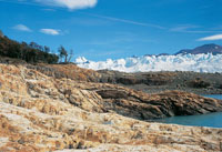 El desplazamiento de grandes masas de hielo deja a su paso cortes muy marcados en las costas, como los que se presentan en algunos sectores de La Patagonia, al sur del continente.