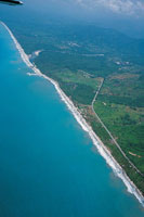 En algunos sectores del Caribe colombiano, se presentan playas longitudinales externas, cuyas arenas estn compuestas por granos finos. Playas abiertas de la vertiente norte de la Sierra Nevada de Santa Marta.