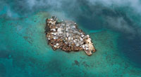 El islote, en el archipilago de San Bernardo, formado por los pescadores, a partir de conchas y escombros coralinos, se considera la isla con mayor densidad poblacional en el mundo.
