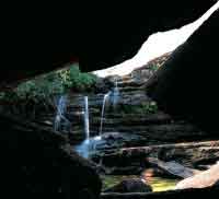 La accin erosiva del agua produce oquedades y profundas grietas hmedas