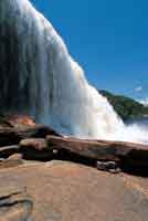 El corte abrupto de la roca grantica forma imponentes cadas de agua en la Laguna Canaima.