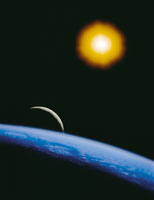 El universo tiene un equilibrio dinmico en el que interactan diferentes formas de energa. En primer plano, la Tierra; al fondo la luna y el sol.