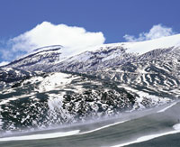 Las fuentes de agua en la alta montaa dependen, en buena parte, de la fusin de los glaciares -cuando estn presentes-, de las lluvias y del aporte de la neblina. Estos procesos son muy vulnerables a los cambios generados por la actividad del hombre.
Lad
