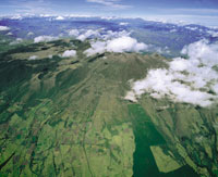 La carretera marca el lmite entre el gradiente altitudinal de cultivos, pastizales y plantaciones forestales de clima fro y la franja paramuna en el volcn Galeras, Nario.