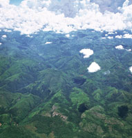 La serrana de San Lucas presenta una gran cantidad de endemismos, tanto de fauna como de flora, que se desarrollan a lo largo de colinas y ondulaciones suaves que forman su relieve.