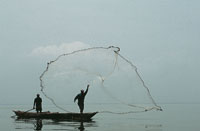 Los habitantes de las riberas del ro conservan sus costumbres ancestrales: la pesca artesanal y la  fiesta como celebracin de sus  tradiciones ms antiguas.