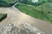 El gran reto para recuperar la navegabilidad del Magdalena, consiste en remover los gigantescos aportes de sedimentos que hay en su curso y rectificar los cauces del rio.