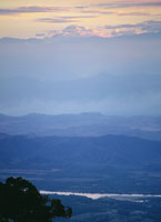 En su ascenso hacia los pueblos de la sal, este paisaje del valle del Magdalena, con el nevado del Tolima en la lejana, fue el teln de fondo de la conquista del interior.
