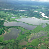 El ro Magdalena nace en el Macizo Colombiano, en las altas cumbres de la cordillera Central y recorre mltiples ambientes como nevados, pramos, bosques andinos, sabanas y valles inundables. Depresin Momposina.